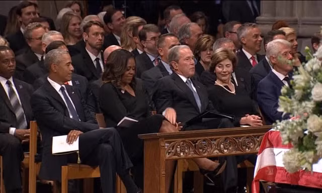 Cựu Tổng thống George W. Bush 'bí mật' đưa kẹo cho bà Obama