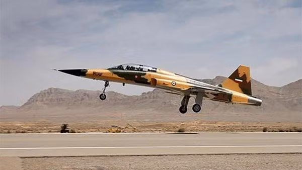 Iran trình làng chiến cơ tự chế, 'thách thức' Mỹ