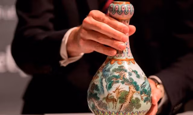 Bình cổ quên trên gác mái giá 19 triệu USD