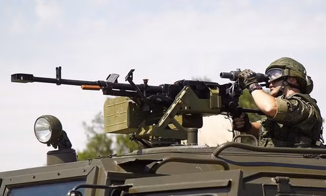 Binh sĩ Nga sử dụng súng máy hạng nặng Kord 12,7mm