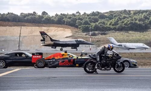 Chiến đấu cơ F-16 bại trận bởi siêu mô tô trong cuộc đua tốc độ 