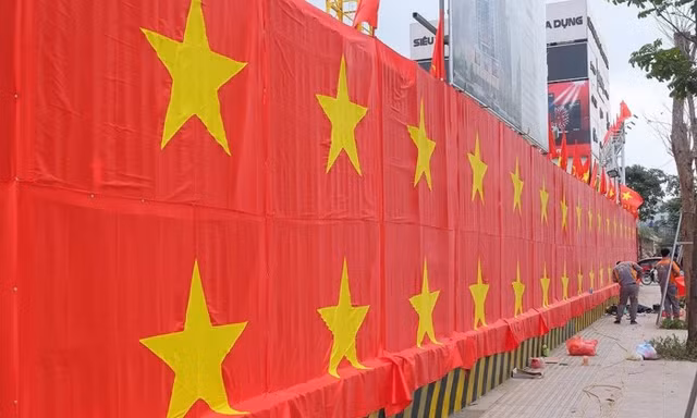 200 lá cờ Tổ quốc phủ kín bức tường trên đường Hà Nội