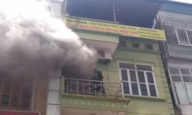 Cháy nhà 5 tầng, trèo thang chuyên dụng phá cửa dập lửa