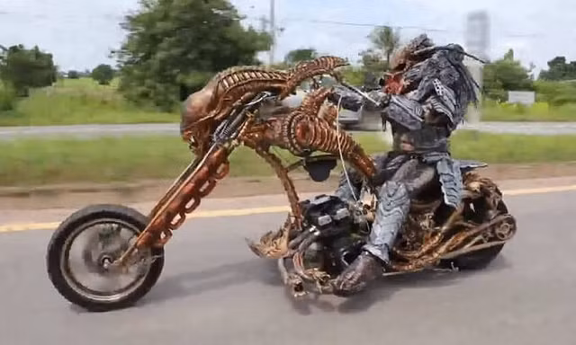 Thợ săn quái vật Predator cưỡi mô tô tại Thái Lan
