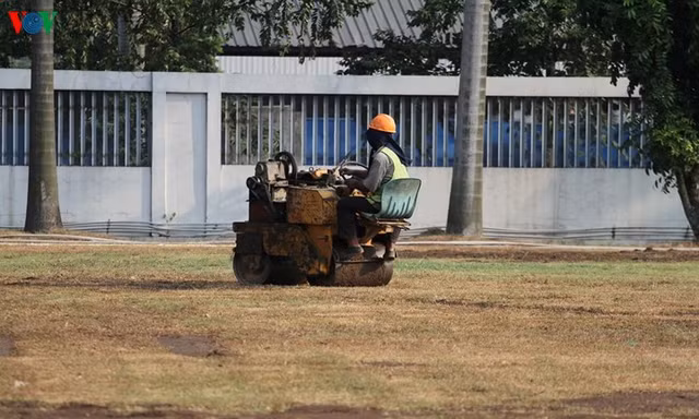 Sân như “ruộng cày”, Olympic Việt Nam ngậm ngùi tập sân cỏ nhân tạo