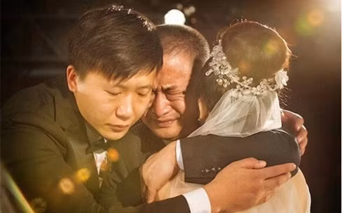 Bố vợ phát hiện con rể mới là con đẻ, con gái lại là con nuôi