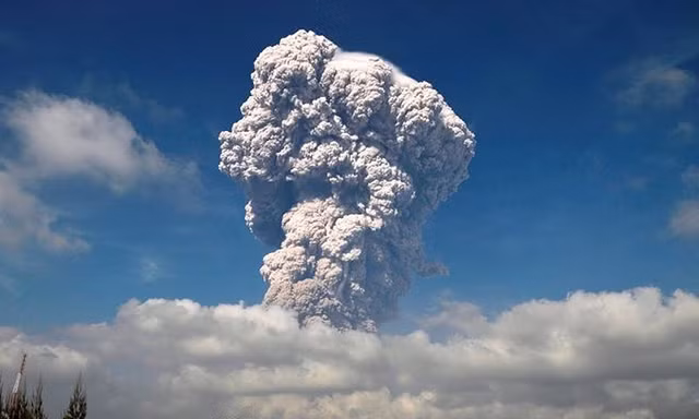 Núi lửa Sinabung phun tro bụi phủ kín đảo Sumatra ở Indonesia
