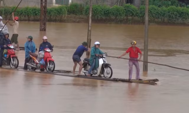 Lào Cai bị nước ngập chia cắt, người dân liều mình dùng bè vượt lũ