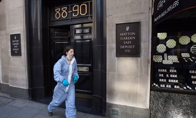 Những vụ trộm trang sức táo bạo rúng động thế giới