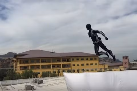 Robot bay lượn trên không, mô phỏng Iron Man như thật