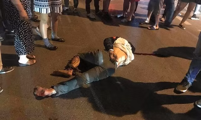 Hiện trường ô tô kéo lê xe máy hàng trăm mét, tóe lửa trên phố Hà Nội