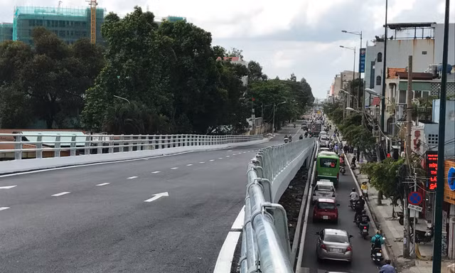 Cận cảnh cầu vượt vắng xe, lòng đường chen chúc