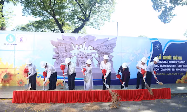 Các đồng chí lãnh đạo thực hiện nghi thức khởi công công trình