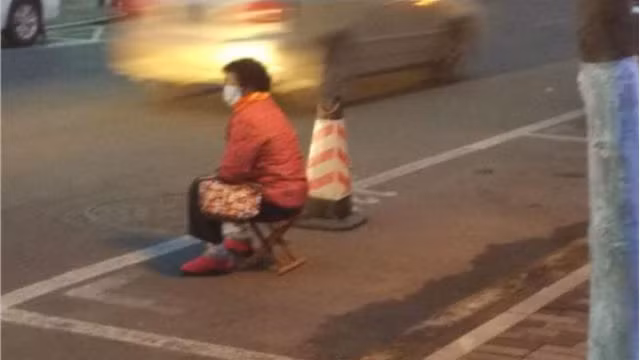 Trang NetEase cho biết, một người đàn ông ở thành phố Nam Kinh, Trung Quốc đã bắt cha mẹ già ngồi ở dưới đường để trông chỗ đỗ xe cho anh ta. 