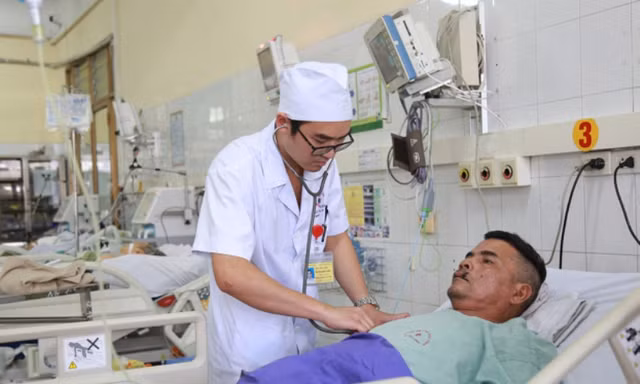 Bệnh nhân bị tim ngừng đập gần 1 tiếng đã tỉnh táo, nói chuyện tiếp xúc bình thường sau nỗ lực điều trị của các bác sĩ.