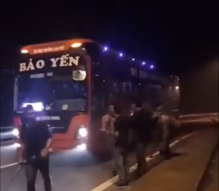 Nhóm thanh niên vác dao, phớ chặn đường, "xin tiền" trên cao tốc Nội Bài - Lào Cai. (Ảnh cắt từ clip)
