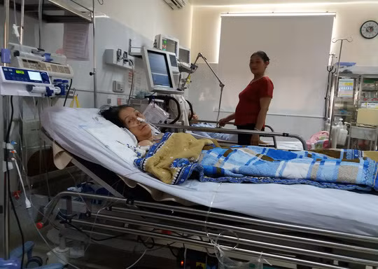 Cụ bà bị ngưng tim, ngưng thở 6 lần trong một buổi sáng vì mắc bệnh lạ đang được điều trị tại viện