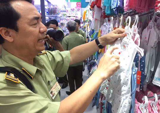 Lực lượng QLTT kiểm tra cửa hàng Con Cưng trên đường Tôn Thất Tùng, quận 1, TP.HCM. Ảnh: NLĐ