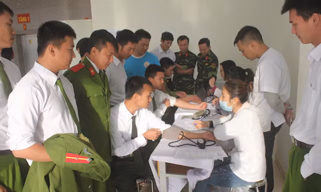 Học viên quân đội hiến máu cứu người