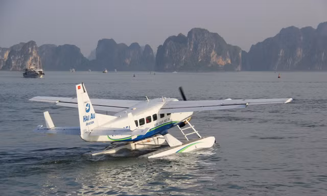 Thủy phi cơ chuẩn bị cất cánh đưa du khách về Hà Nội.