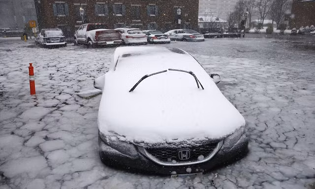 Hàng loạt xe hơi mắc kẹt giữa ‘sông băng’ ở Boston 
