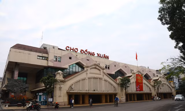 Chợ Đồng Xuân yên ắng, khác hẳn cảnh người mua, kẻ bản sẩm uất thường lệ.