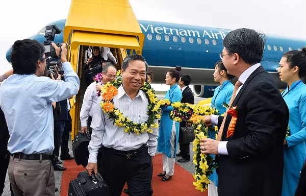 Chào đón những hành khách đầu tiên trên chuyến bay Nha Trang - Hải Phòng.