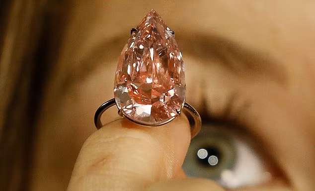 Viên kim cương hình giọt lệ này được đặt tên là “Unique Pink” (“Màu hồng độc đáo”), năng 15,38 carat và được coi là viên kim cương hình giọt lệ màu hồng lớn nhất trên thế giới.