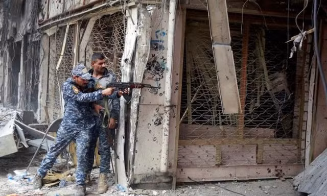 Binh sĩ Iraq tìm diệt chiến binh IS tai Mosul hôm 7/7. Ảnh: Reuters