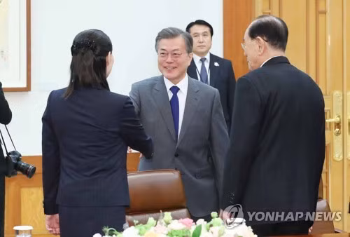 Tổng thống Hàn Quốc Moon Jae-in bắt tay bà Kim Yo-jong. Ảnh: Yonhap