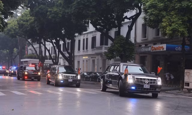 Dàn siêu xe chở Tổng thống Trump lăn bánh trên phố trung tâm Hà Nội