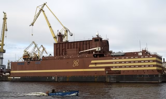Tàu Akademik Lomonosov ra khơi hôm 28/4. Ảnh: Sputnik