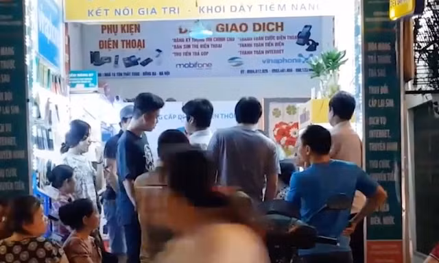 Sợ bị khóa SIM, khách chen chúc bổ sung thông tin cá nhân tới nửa đêm