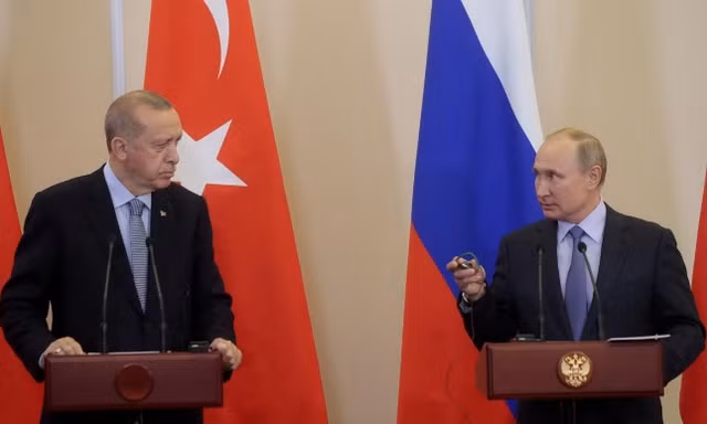 Tổng thống Nga Vladimir Putin và Tổng thống Thổ Nhĩ Kỳ Recep Tayyip Erdogan tham dự một cuộc họp báo chung sau cuộc hội đàm Nga - Thổ Nhĩ Kỳ tại khu nghỉ mát biển Đen ở Sochi, Nga ngày 22/10. Ảnh: Reuters