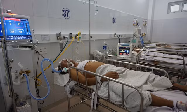 Sau khi tiến hành phẫu thuật đưa chai thủy tinh ra khỏi lồng ngực, bệnh nhân đã qua cơn nguy kịch.