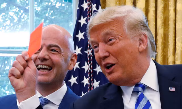 Tổng thống Mỹ Trump giơ thẻ đỏ về phía các phóng viên trong phòng Bầu dục. Ảnh: Reuters