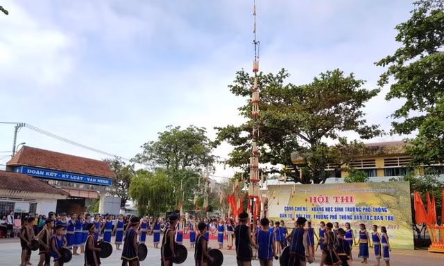 Thi biểu diễn cồng chiêng