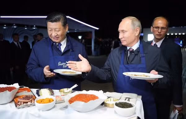Hai ông Putin – Tập Cận Bình làm bánh, ăn trứng muối, uống vodka
