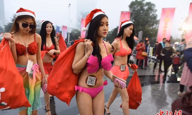 Rét 0 độ, ‘bà già Noel’ diện nội y đi trao quà