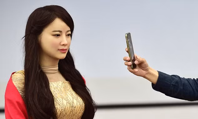 'Robot nữ thần' biết liếc mắt, nói chuyện như thật
