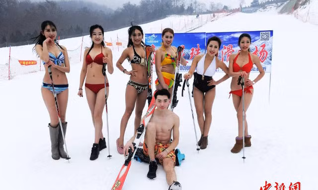 Thiếu nữ Trung Quốc diện bikini run rẩy trượt tuyết