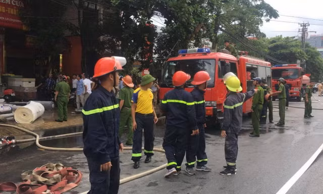 Hàng chục cảnh sát PCCC tham gia dập lửa.