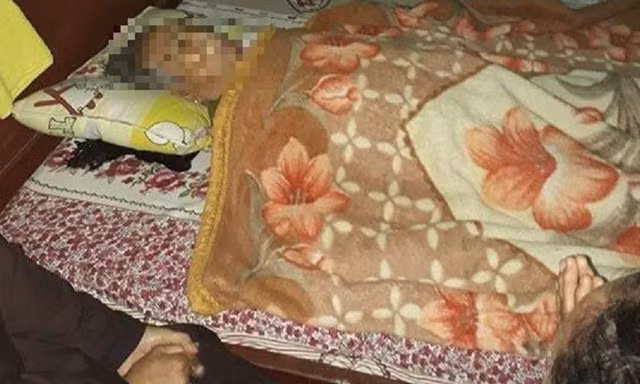Cụ bà M. đã bất ngờ tỉnh lại khi đang được lo hậu sự khiến cả gia đình ngỡ ngàng vui mừng. (Ảnh: CTV)