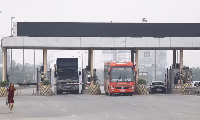 Mục kích trạm BOT ngó lơ chỉ đạo dỡ bỏ, nhộn nhịp thu phí