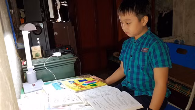 Góc học tập của Sơn rất nhiều sách tiếng Anh và Phật pháp 