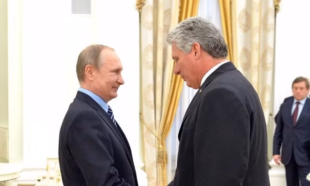 Tổng thống Nga Vladimir Putin bắt tay ông Miguel Diaz-Canel Bermudes trong bức ảnh chụp năm 2016. Ảnh: Điện Kremlin
