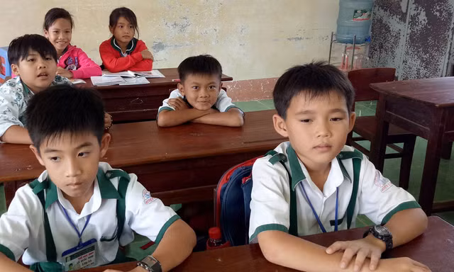Em Nguyễn Nhật Nam (bên tai phải)