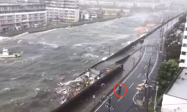 Bão Jebi đổ bộ Nhật Bản: Sóng cuộn đục ngầu, người dân vô tư đi lại
