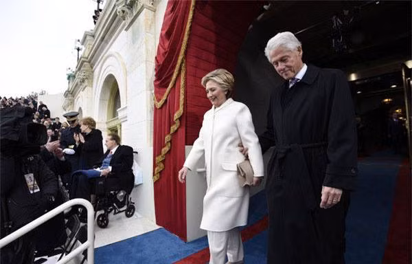 Bà Clinton tươi cười đến dự lễ nhậm chức của ông Trump