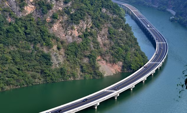 Trung Quốc xây 11km đường cao tốc... trên mặt nước